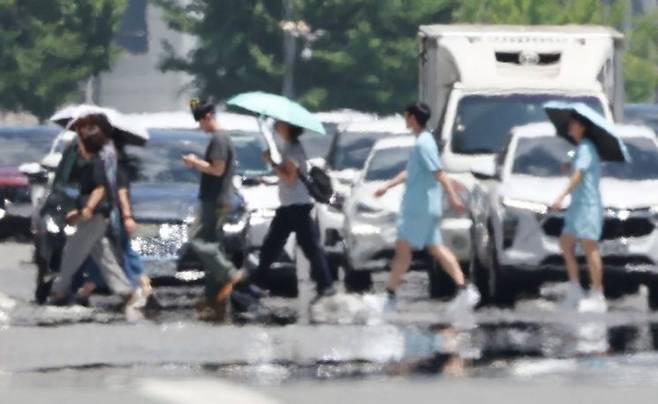 폭염으로 도로 위에 지열로 인한 아지랑이가 피어오르는 모습. 연합뉴스