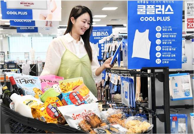 대형마트 휴무일? 이마트·롯데마트·홈플러스·코스트코 ‘장보기 좋은 날’=이마트·롯데마트·홈플러스·코스트코 등 대형마트가 이번 주는 각사별 특색있는 할인행사에 돌입한다. 이마트는 ‘제철 먹거리 최대 40% 할인’ 행사를, 롯데마트는 ‘활랍스터’ 최대 50% 할인 행사를 ,홈플러스는 ‘AI 물가안정 프로젝트’를 이어간다. ©사진=홈플러스: 대형마트 휴무일? 이마트·롯데마트·홈플러스‧코스트코 등 마트 휴일, 쉬는날