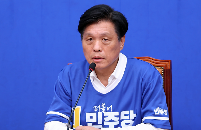 31일 더불어민주당 조승래 총괄선거대책본부장이 국회에서 열린 6·3 지방선거 관련 기자간담회에 나서 발언하고 있다. 연합뉴스