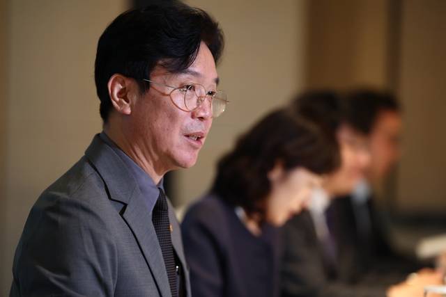 김영훈 고용노동부 장관이 21일 서울 포시즌스호텔에서 질베르 웅보 국제노동기구(ILO) 사무총장과 면담을 갖고 있다.  [연합뉴스]