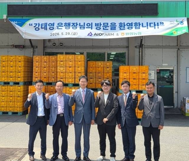 배종찬(왼쪽부터) NH농협은행 농식품성장투자단장, 김정득 월항농협 상임이사, 강태영 NH농협은행장, 곽호재 에이오팜 대표, 김진욱 NH농협은행 경북본부장, 여상대 성주군지부장이 현장 방문에 앞서 기념촬영을 하고 있다. [농협은행 제공]