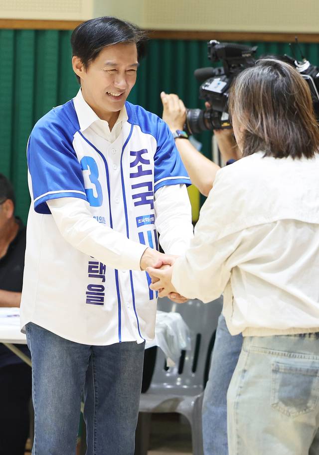 조국 조국혁신당 경기 평택을 후보가 31일 경기도 평택시 팽성읍 한 초등학교 총동문회 운동회에서 참석자들과 인사하고 있다. [연합뉴스]