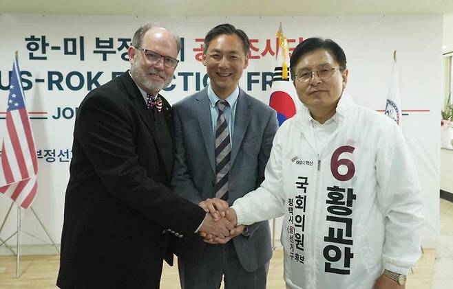 황교안 자유와혁신 후보가 지난 28일 한국에 입국한 부정선거론자 모스 탄(한국명 단현명) 미국 리버티대 교수와 함께 찍은 사진을 페이스북에 게시했다. 황교안 후보 페이스북 갈무리