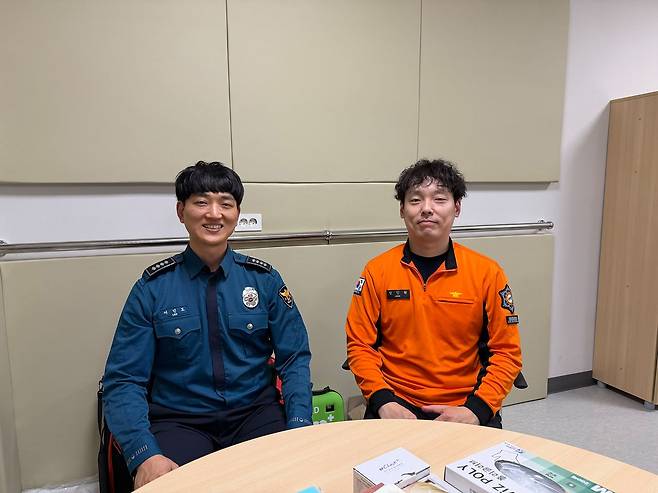 지난 29일 밤 경기도 수원 수원덕산병원의 ‘주취맑음센터’에서 근무 중인 이민도 경사와 장인혁 소방장. 임성빈 기자