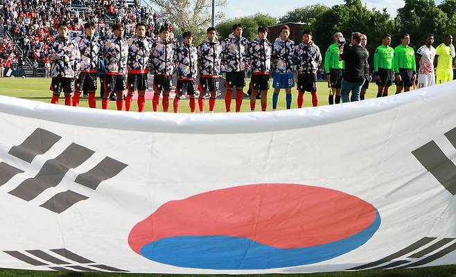대한민국 축구대표팀 선수들이 5월 30일(현지시간) 미국 유타주 솔트레이크시티 브리검 영 대학교 BYU 사우스필드 경기장에서 2026 국제축구연맹(FIFA) 북중미 월드컵 앞두고 열린 대한민국과 트리니다드 토바고의 평가전에서 애국가를 부르고 있다. 한국 축구대표팀 별명인 태극전사는 태극기에서 따왔다. 뉴스1