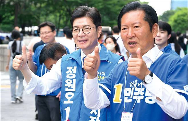 제9회 전국동시지방선거는 6월 3일 오전 6시부터 오후 6시까지 실시된다. 사진은 정청래 더불어민주당 총괄상임선거대책위원장과 정원오 서울시장 후보가 서울 영등포구 여의도역 5번 출구에서 출근하는 시민에게 인사하고 있는 모습. (연합뉴스)