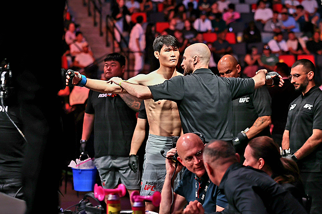 일본 ‘슈토’ 라이트급 1위 임관우가 2026년 5월 아시아 인재 발굴 프로젝트 Road to UFC 시즌5 페더급 준준결승 출전을 위해 중국 마카오특별행정구 인허쭝이관 특설 케이지에 입장하고 있다. 사진=이교덕 격투기 전문기자 제공