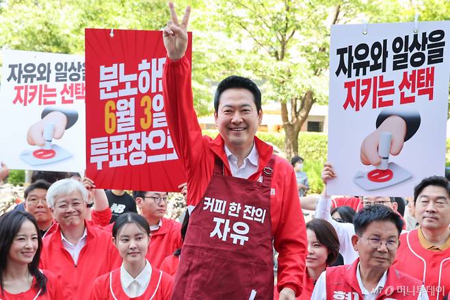 (서울=뉴스1) 신웅수 기자 = 장동혁 국민의힘 대표가 31일 서울 마포구 홍대입구역을 찾아 대국민 투표 참여를 호소하고 있다. 2026.5.31/뉴스1 Copyright (C) 뉴스1. All rights reserved. 무단 전재 및 재배포, AI학습 이용 금지. /사진=(서울=뉴스1) 신웅수 기자