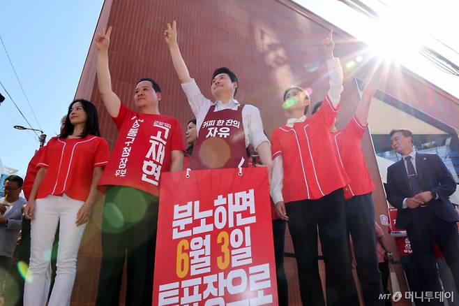 (서울=뉴스1) 신웅수 기자 = 장동혁 국민의힘 대표가 31일 서울 성동구 성수동 연무장길을 찾아 대국민 투표 참여를 호소하고 있다. 2026.5.31/뉴스1 Copyright (C) 뉴스1. All rights reserved. 무단 전재 및 재배포, AI학습 이용 금지. /사진=(서울=뉴스1) 신웅수 기자