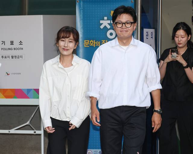 한동훈(오른쪽) 무소속 부산 북갑 국회의원 보궐선거 후보가 29일 오전 부산 북구 만덕2동 행정복지센터에 마련된 사전투표소에서 아내 진은정 변호사와 투표를 마친 뒤 투표장을 나서고 있다. 연합뉴스
