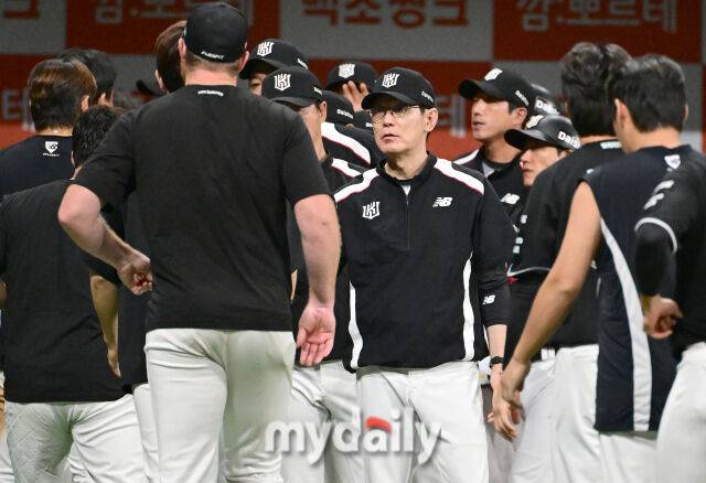 2026년 5월 30일 오후 서울 고척스카이돔에서 열린 '2026 신한 SOL KBO리그' KT 위즈와 키움 히어로즈의 경기. KT 이강철 감독이 8-7로 승리한 뒤 기뻐하고 있다./고척=유진형 기자