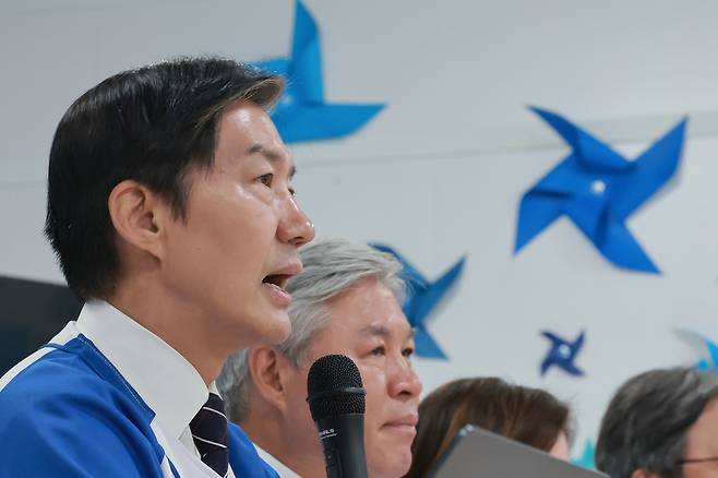 조국 조국혁신당 경기 평택을 국회의원 재선거 후보가 31일 경기 평택시 선거사무소에서 열린 63시간 파란 릴레이 발대식에 참석해 발언하고 있다. [연합]