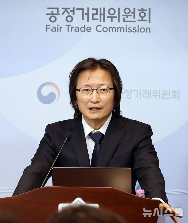 [세종=뉴시스] 강종민 기자 = 주병기 공정거래위원장이 지난 26일 세종시 정부세종청사에서 열린 국민주권정부 1주년 출입기자단 간담회에서 기자 질문에 답변하고 있다. 2026.05.27. ppkjm@newsis.com