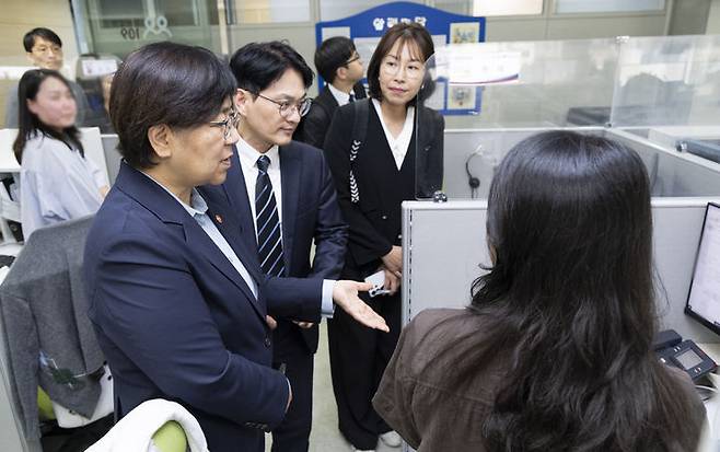 [세종=뉴시스]정은경 장관은 지난 29일 오후 2시 '자살예방상담전화 109' 상담센터를 방문해 현장 운영 상황을 점검하고 상담원들의 애로사항을 청취했다. (사진=보건복지부 제공) 2026.05.31. photo@newsis.com  *재판매 및 DB 금지