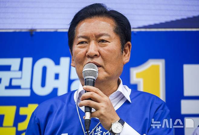 [서울=뉴시스] 정병혁 기자 = 정청래 더불어민주당 총괄상임선거대책위원장이 지난 28일 서울 광진구 롯데백화점 건대스타시티점 앞에서 문종철 광진구청장 후보 지원유세를 하고 있다. 2026.05.28. jhope@newsis.com