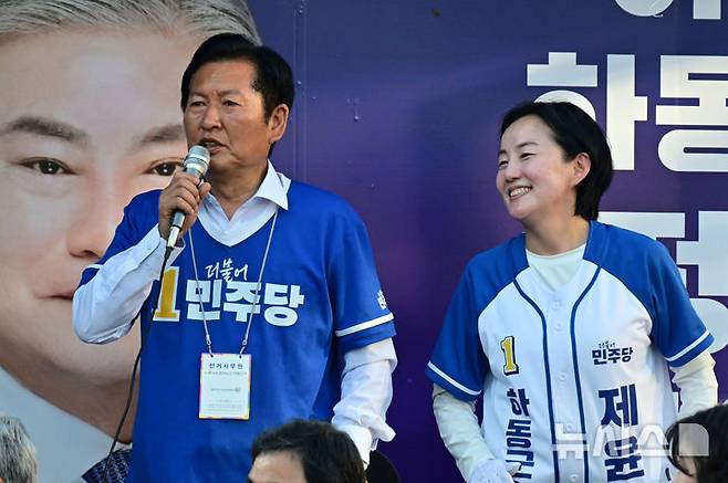 [하동=뉴시스] 차용현 기자 = 사전투표 이틀째인 30일 오전 경남 하동군 화개장터를 찾은 더불어민주당 정청래 대표가 제윤경 하동군수 후보와 유세차량에 올라 제 후보의 지지를 호소하고 있다. 2026.05.30. con@newsis.com