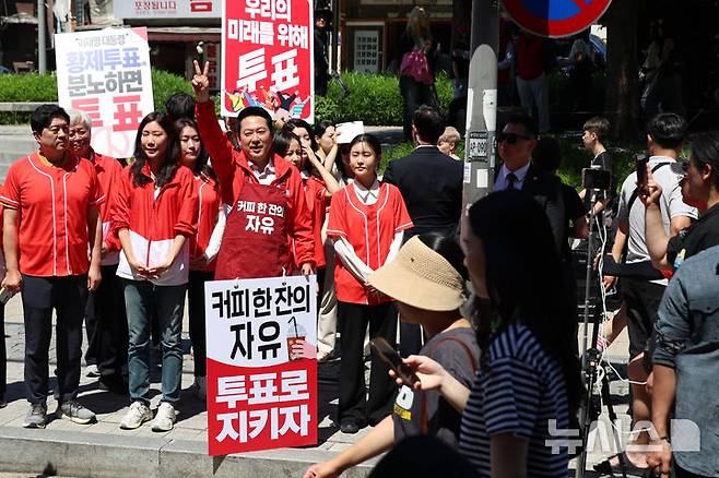 [서울=뉴시스] 고승민 기자 = 장동혁 국민의힘 상임선거대책위원장이 31일 서울 홍대입구역 인근에서 투표 독려를 하고 있다. 2026.05.31. kkssmm99@newsis.com