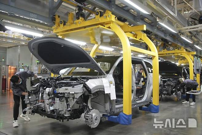 [창저우=AP/뉴시스] 중국의 5월 공식 제조업 구매관리자지수(PMI)가 3개월 만에 최저 수준으로 내려앉았다. 사진은 중국 창저우에 위치한 중국 주요 전기차 제조사 리오토(Li Auto)의 자동차 공장에서 한 작업자가 SUV를 하는 모습. 2026.05.31