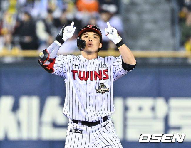 [OSEN=잠실, 박준형 기자] 1일 서울 잠실야구장에서 2026 신한 SOL KBO리그 LG 트윈스와 KIA 타이거즈의 경기가 열렸다. 이날 LG는 송승기를, KIA는 양현종을 선발로 내세웠다.5회말 1사 1루 LG 문성주가 2루타를 날리고 세리머니를 하고 있다.  2026.04.01 / soul1014@osen.co.kr