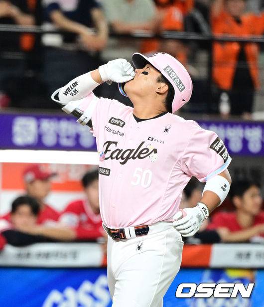 [OSEN=대전, 지형준 기자] 29일 대전 한화생명 볼파크에서 2026 신한 SOL KBO리그 한화 이글스와 SSG 랜더스의 경기가 열렸다.한화는 화이트, SSG은 최원준을 선발로 내세웠다.&nbsp;6회말 2사 2루에서 한화 강백호가 우월 투런포를 날리며 기뻐하고 있다. 2026.05.29&nbsp;/ jpnews@osen.co.kr