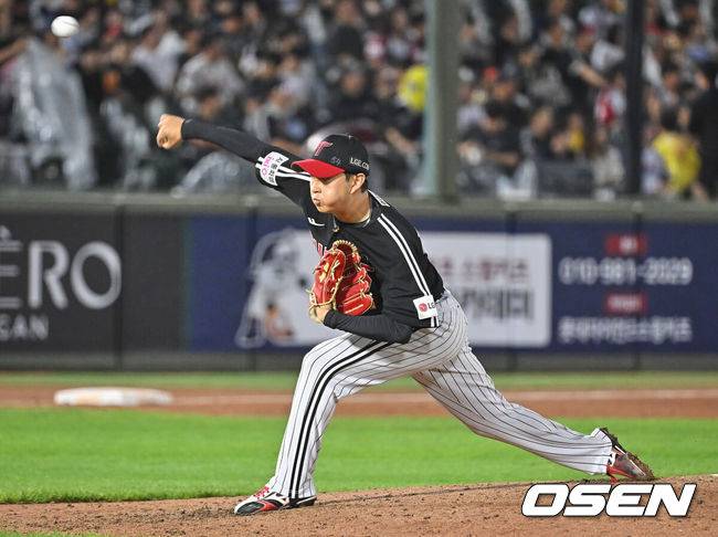 [OSEN=부산, 이석우 기자] 27일 부산 사직야구장에서 2026 신한 SOL KBO 리그 롯데 자이언츠와 LG 트윈스의 경기가 열렸다. 홈팀 롯데는 나균안이, 방문팀 LG는 치리노스가 선발 출전했다.LG 트윈스 김진수가 역투하고 있다. 2026.05.27 / foto0307@osen.co.kr