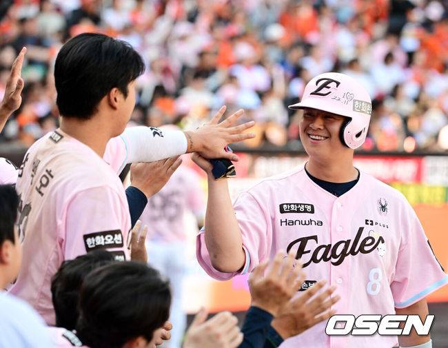 [OSEN=대전, 지형준 기자] 프로야구 한화 이글스가 SSG 랜더스와의 주말 3연전을 쓸어담고 4연승을 질주했다.김경문 감독이 이끄는 한화는 31일 대전 한화생명 볼파크에서 열린 2026 신한 SOL KBO리그 SSG와의 홈경기에서 6-2 승리를 거두고 싹쓸이승과 4연승을 달성했다. 최근 8경기 7승1패. 시즌 전적 27승25패. 반면 SSG는 결국 12연패에 빠지며 2000년 전신 SK 와이번스 창단 이후 최다 연패라는 불명예를 떠안았다.8회말 2사 1,2루에서 한화 노시환이 심우준의 1타점 좌전 적시타에 홈을 밟고 강백호와 기뻐하고 있다. 2026.05.31&nbsp;/ jpnews@osen.co.kr
