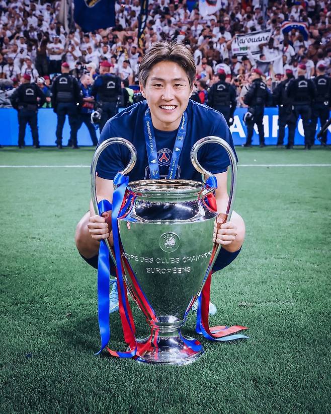 pSG 이강인이 31일(한국시간) 헝가리 부다페스트에서 열린 UCL 파이널에서 아스널을 승부차기로 꺾고 2연패에 성공한 뒤 우승 트로피 앞에서 활짝 웃고 있다. 사진출처|PSG 페이스북