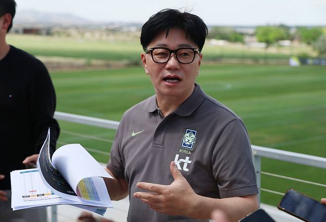 송준섭 축구대표팀 수석주치의가 지난 28일 미국 유타주 솔트레이크시티 인근 헤리먼의 자이언스뱅크 트레이닝센터에서 고지대 적응에 대해 설명하고 있다. 연합뉴스