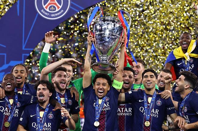 PSG 선수들이 31일 아스널을 꺾고 2년 연속 유럽챔피언스리그 정상에 오른 뒤 시상식에서 기뻐하고 있다. AFP연합뉴스