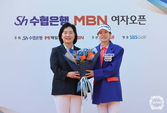 우승 후 박민지(오른쪽). /사진=KLPGA 제공