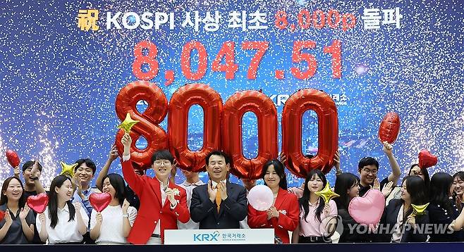 코스피 8000포인트 돌파 (서울=연합뉴스) 이진욱 기자 = 26일 서울 여의도 한국거래소 홍보관에서 정은보 이사장과 직원들이 코스피 8000포인트 돌파 기념 세리머니를 펼치고 있다. 2026.5.26 cityboy@yna.co.kr