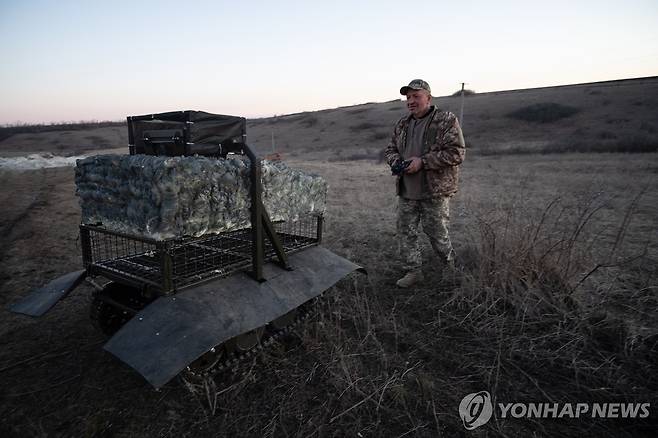지상 전투 로봇을 조종하는 우크라이나군 [EPA=연합뉴스 자료사진. 재판매 및 DB 금지]