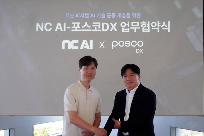 NC AI·포스코DX 업무협약식 왼쪽부터 김민재 NC AI CTO, 윤석준 포스코DX 로봇자동화센터장 [NC AI 제공]