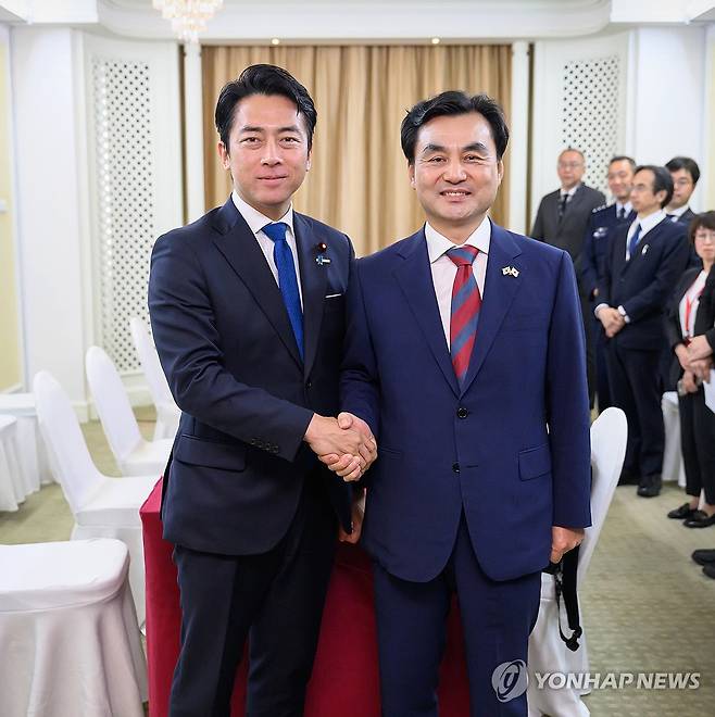 악수하는 한일 국방장관 (서울=연합뉴스) 안규백 국방부 장관(오른쪽)이 30일 오후(현지시간) 싱가포르에서 열린 제23차 아시아안보회의에 참석한 고이즈미 신지로 일본 방위상과 회담을 갖고 악수하고 있다. 2026.5.30 [국방부 제공. 재판매 및 DB금지] photo@yna.co.kr
