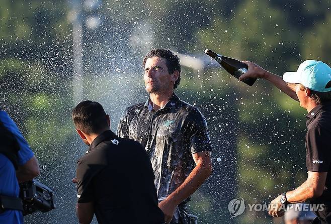 우승 축하받는 호아킨 니만 (부산=연합뉴스) 김성민 기자 = 31일 부산 기장군 아시아드 컨트리클럽에서 열린 LIV 골프 코리아 대회 4라운드에서 호아킨 니만이 우승 후 동료의 축하를 받고 있다. 2026.5.31 ksm7976@yna.co.kr