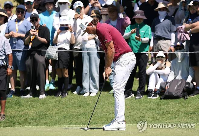 퍼팅하는 캐머런 스미스 (부산=연합뉴스) 김성민 기자 = 31일 부산 기장군 아시아드 컨트리클럽에서 열린 LIV 골프 코리아 대회 4라운드에서 캐머런 스미스가 퍼팅하고 있다. 2026.5.31 ksm7976@yna.co.kr