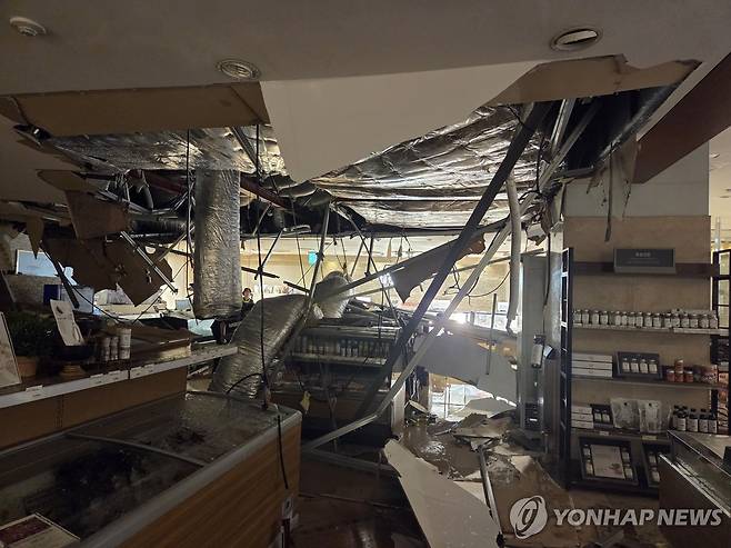 누수로 무너진 백화점 식품관 천장 (부산=연합뉴스) 손형주 기자 = 31일 오후 부산 해운대구 롯데백화점 센텀점 식품관 천장 마감재와 설비 일부가 무너져 고객과 직원 등 150여명이 긴급 대피하고 백화점 영업이 조기 종료됐다. 사진은 이날 영업종료된 부산 해운대구 롯데백화점 센텀점에서 영업점 천장이 무너져 내린 모습. 2026.5.31 [부산소방재난본부 제공. 재판매 및 DB 금지] handbrother@yna.co.kr