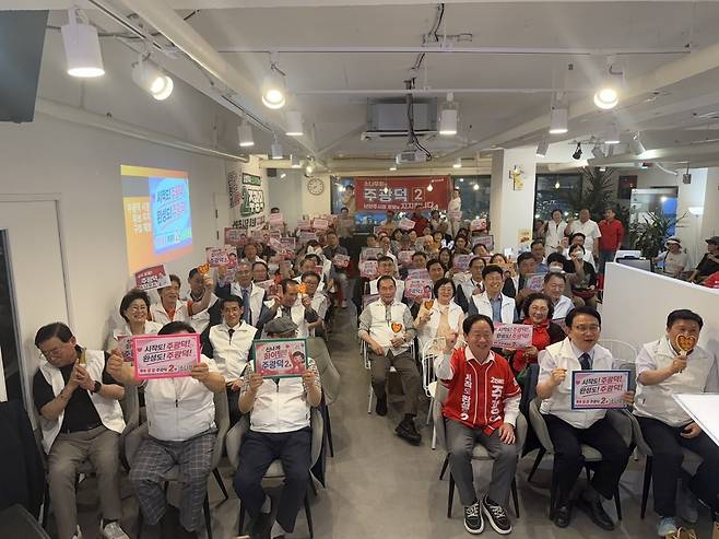 ▲ 주광덕 국민의힘 후보 측은 선거 초반부터 다져온 체육인 연합, 보육 및 학부모 단체, 2030 청년층의 지지에 이어 이번 복지·시민단체의 합류로 견고한 '밑바닥 표심'이 완전히 굳어졌다고 자신했다. 사진은 소나무회 회원들이 주광덕 후보 지지를 선언하는 모습 /사진제공=주광덕 후보
