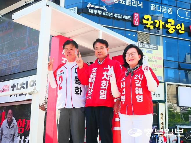 차화열 평택시장 후보가 지난 31일 오후 백정사거리에서 같은 당 이동화 도의원 후보, 김혜영 시의원 후보와 함께 유세차에 올랐다. 조미림 기자