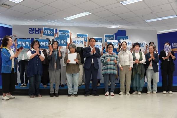 경남지역 여성 6311명이 1일 창원에 있는 김경수 더불어민주당 경남도지사 후보 선거사무소에서 김 후보 지지 선언을 하고 있다. /김경수 후보 캠프