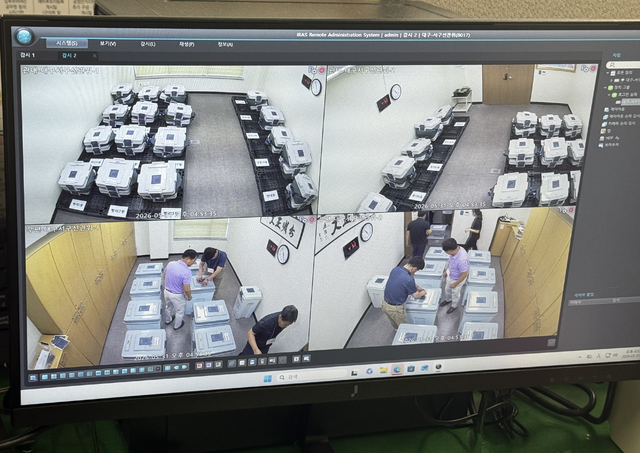 대구 서구선거관리위원회 사전투표함 보관실에 보관 중인 사전투표함이 CCTV 모니터를 통해 실시간으로 공개되고 있다. 박수연 기자