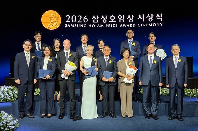 호암재단이 1일 오후 서울 신라호텔 다이너스티홀에서 개최한 ‘2026 삼성호암상 시상식’에서 수상자들이 기념사진을 찍고 있다. /사진:삼성전자