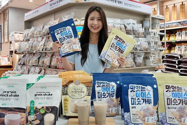 서울시 송파구 롯데마트 제타플렉스 잠실점에서 양혜원 롯데마트·슈퍼 곡물계란팀 상품기획자(MD)가 '저당' 미숫가루 상품을 홍보하고 있다.(사진제공=롯데마트)