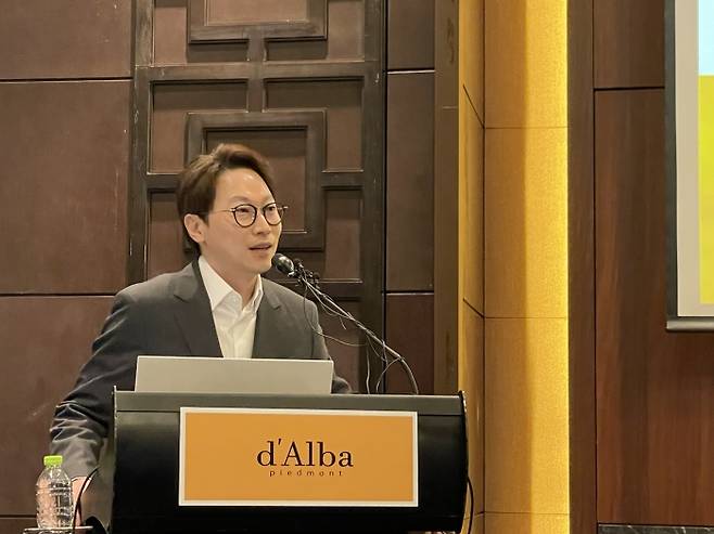 반성연 달바글로벌 대표가 30일 오전 서울 여의도 콘래드호텔에서 열린 기업공개(IPO) 간담회에서 기업설명을 진행하고 있다. 사진=백초희 기자