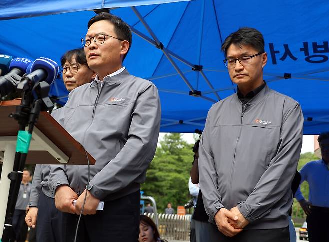 1일 대전 유성구 외삼동 한화에어로스페이스 대전사업장에서 폭발 사고가 나 정문 앞이 통제 중인 가운데 이날 오후 한화에어로스페이스 관계자들이 브리핑을 하며 입장을 밝히고 있다./연합뉴스