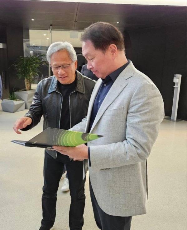 최태원 SK그룹 회장(오른쪽)이 2024년 4월 미국 출장 차 방문한 미국 실리콘밸리에 위치한 엔비디아 본사에서 젠슨 황 엔비디아 최고경영자(CEO)와 대화를 나누고 있다. 최태원 회장 사회관계망서비스(SNS) 갈무리