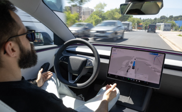 테슬라 차량 운전자가 스페인 바르셀로나 인근 사바델 도로에서 테슬라의 FSD 시스템을 시험 운행하고 있다. /AFP=연합뉴스