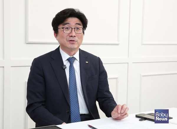 순천향대학교 서울병원 가정의학과 유병욱 교수가 29일 오후 서울 마포구 베이비뉴스 스튜디오에서 진행된 부모4.0 맘스클래스에서 '기침·콧물 달고 사는 아이 키운다면 꼭 보세요!' 주제로 시청자들과 소통하고 있다. 이효상 기자 ⓒ베이비뉴스