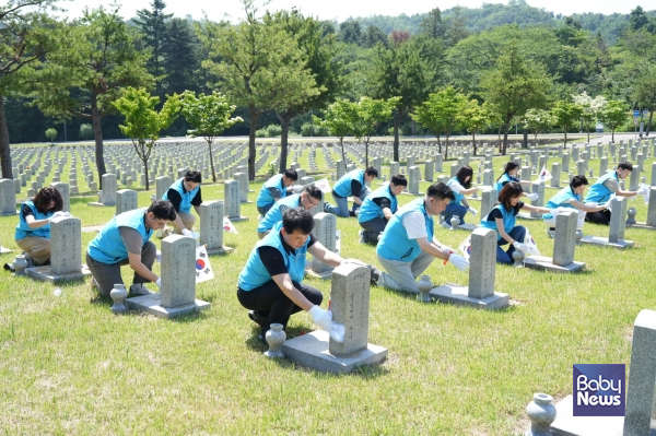 ​​​​​​​웅진프리드라이프, 현충일 맞아 국립현충원 묘역 정화 봉사 진행. ⓒ웅진프리드라이프