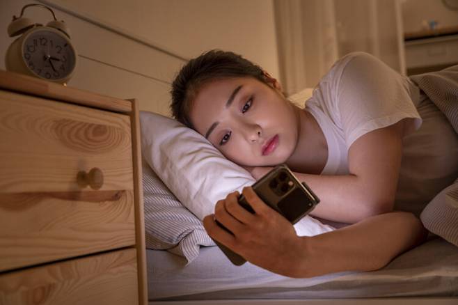 밤늦게 스마트폰 화면을 오래 보는 습관은 수면의 질뿐 아니라 혈당, 식욕, 체중 관리에도 영향을 줄 수 있다. 사진=클립아트코리아